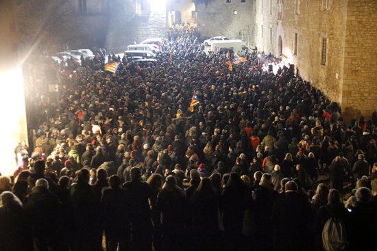 Concentració contra les detencions d'activistes pels talls de les vies de l'AVE en l'anviersari de l'1-O