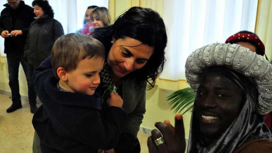 Los niños con los Reyes Magos en el salón parroquial de Vilagarcía. // Iñaki Abella