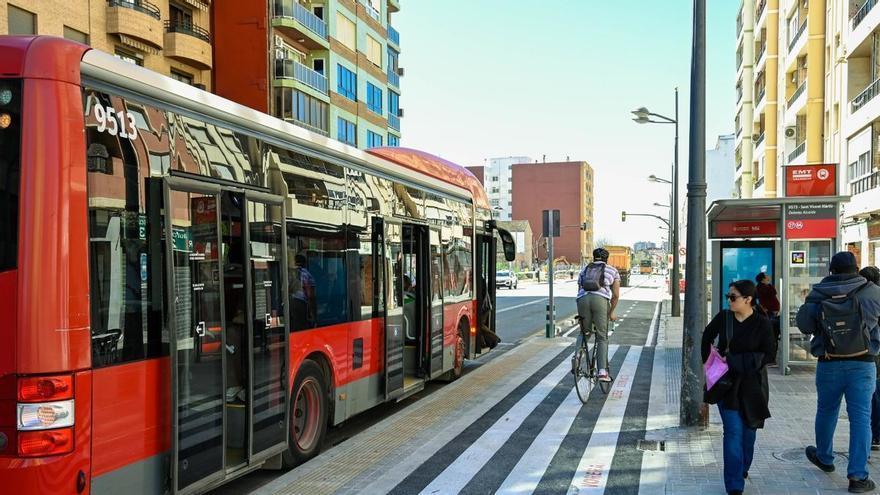 a la caída de la EMT en València: peor velocidad comercial y menos viajeros