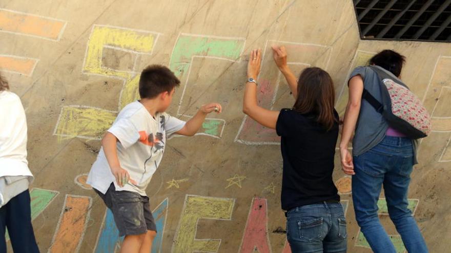 Un grup d&#039;alumnes de l&#039;escola Eiximenis de Girona &quot;decorant&quot; el pati provisional del centre.