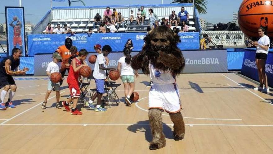 La mascota juega con los niños en la NBA Zone.