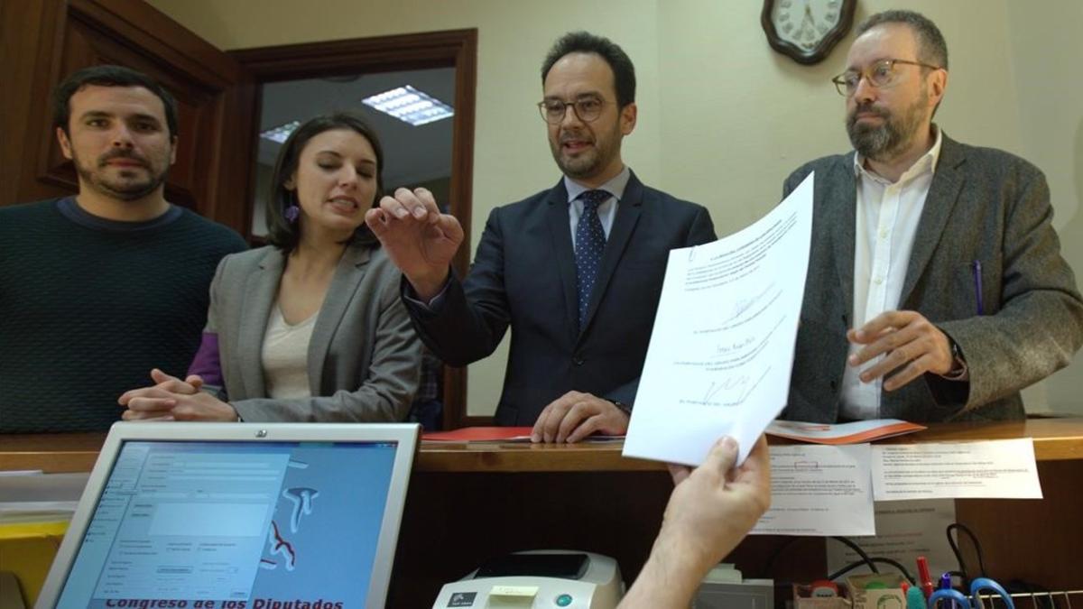 Garzón, Montero, Hernando y Girauta registran la solicitud de creación de la comisión de investigación de la caja b del PP en el Congreso.