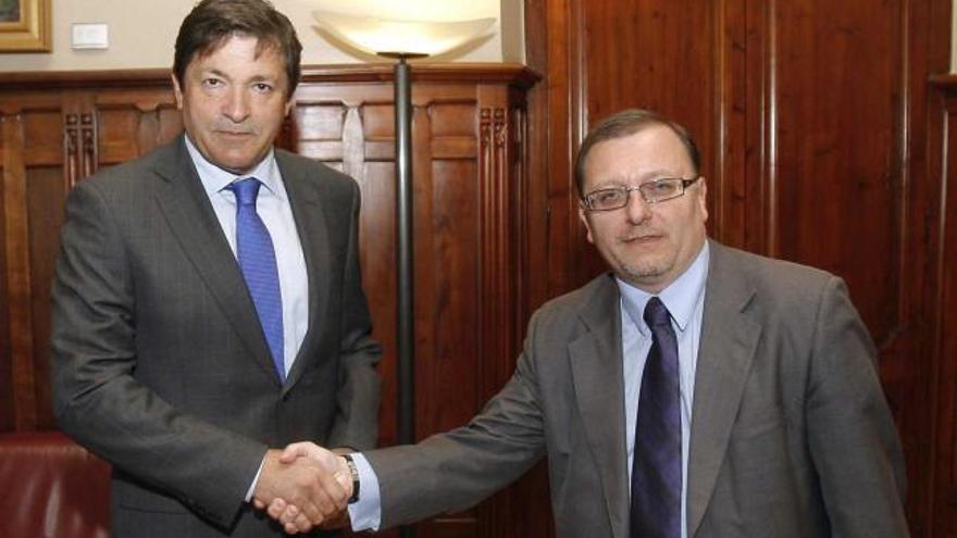 Javier Fernández y Jesús Iglesias se saludan antes de iniciar las conversaciones para  formar gobierno. | efe