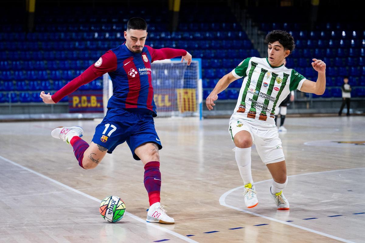 Joaqui presiona a Erick en el Barça-Córdoba Futsal en el Palau.