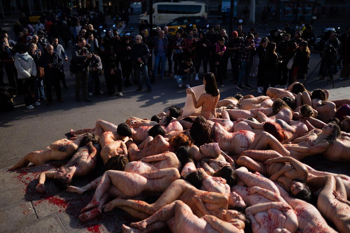 ADVERTENCIA: IMÁGENES SENSIBLES │Activistas se manifiestan en Barcelona por los derechos de los animales y contra el uso de pieles o cueros