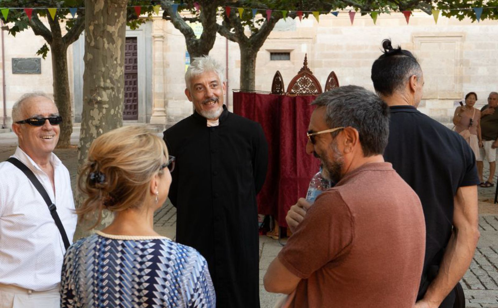 Los espectadores conversan con algunos actores. 