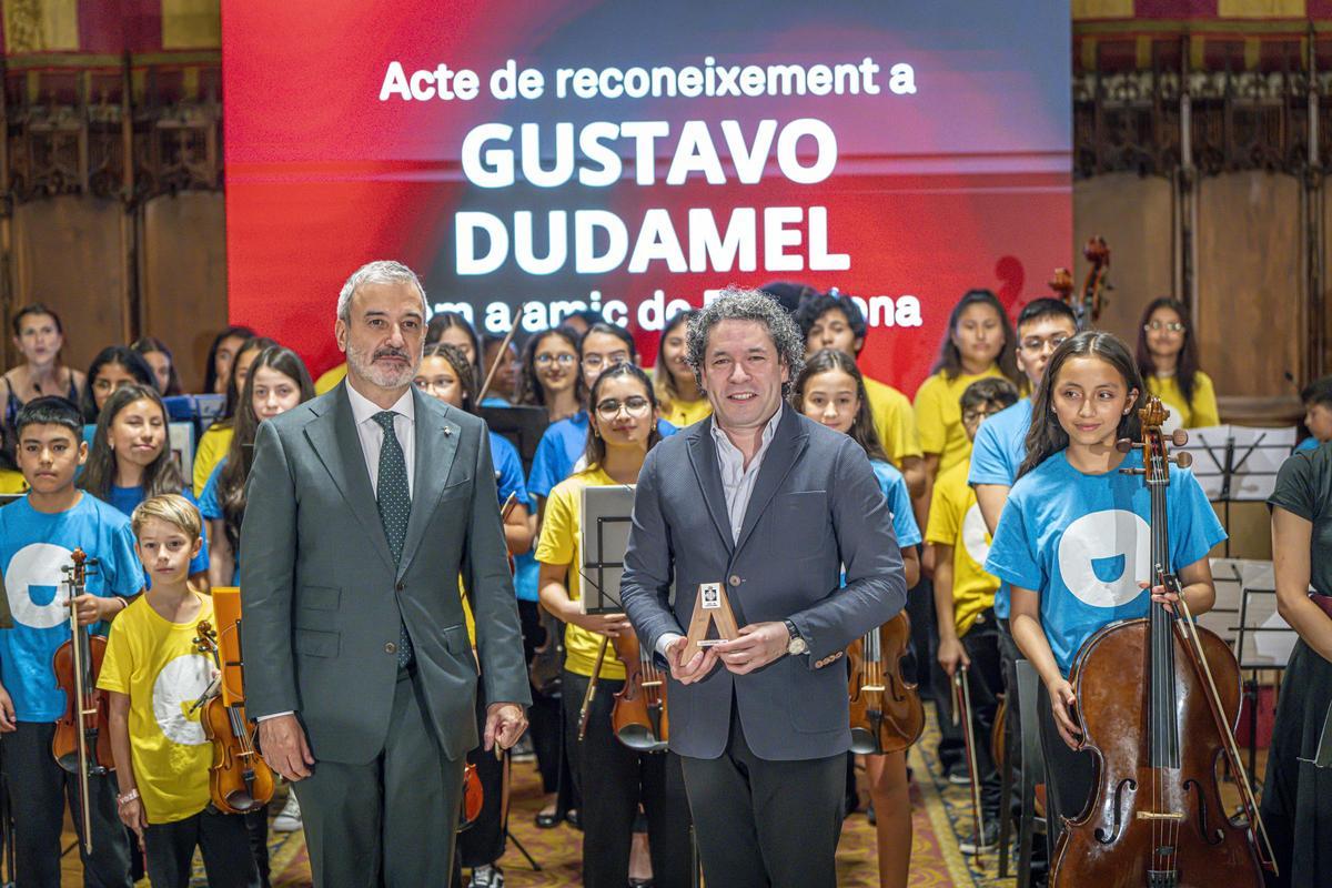 Dudamel recibe el título honorífico Amic de Barcelona en el Ayuntamiento de Barcelona Dudamel recibe el título honorífico Amic de Barcelona en el Ayuntamiento de Barcelona