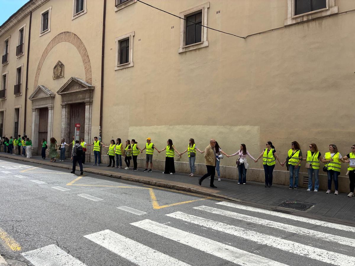 Cadena humana en el IES Lluis Vives en apoyo de la huelga