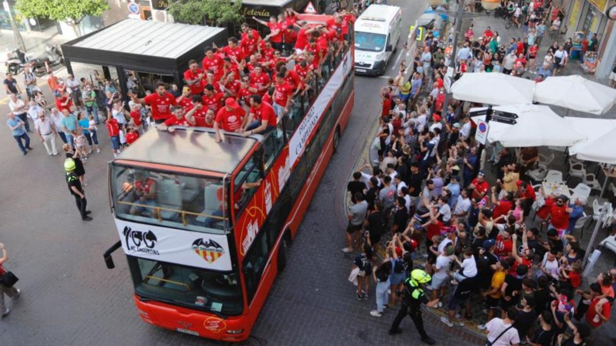 Llegada del 
autobús 
ante el 
consistorio.  d.tortajada