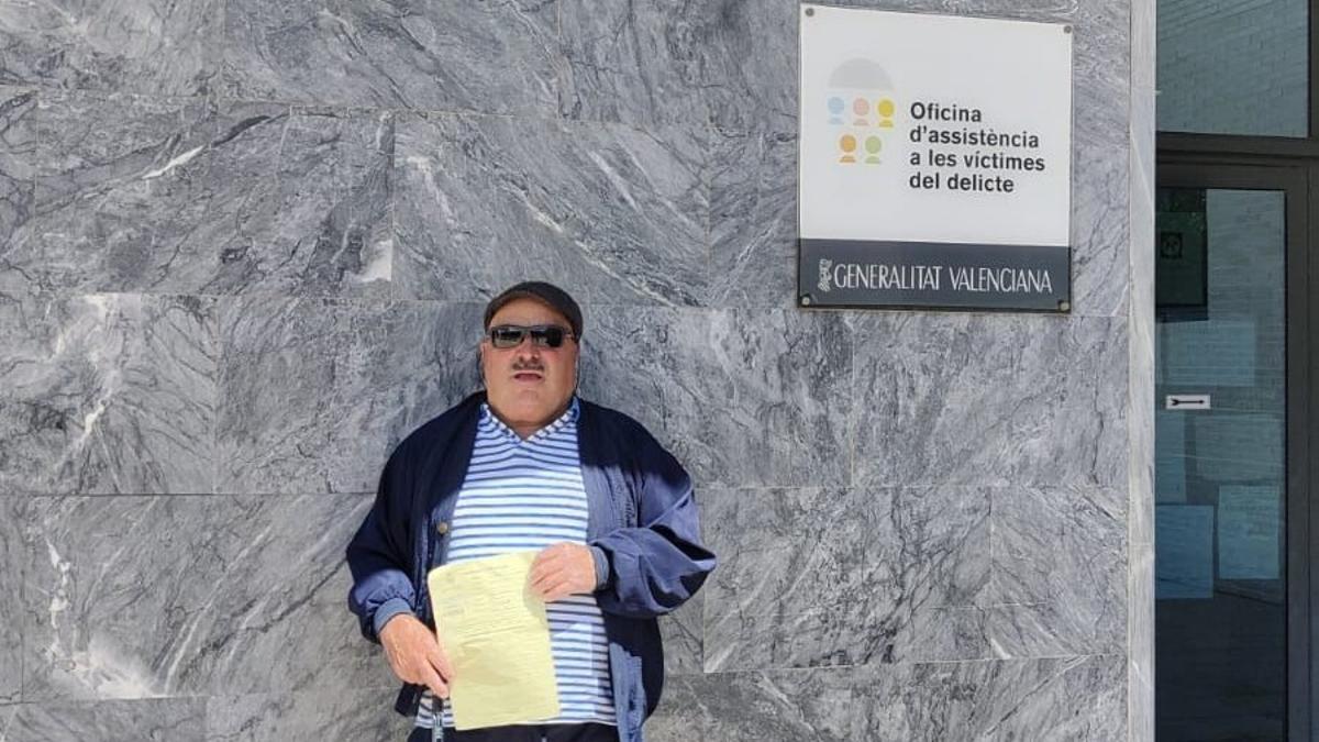 Nicolás Agudo muestra la queja presentada en el juzgado. | LEVANTE-EMV