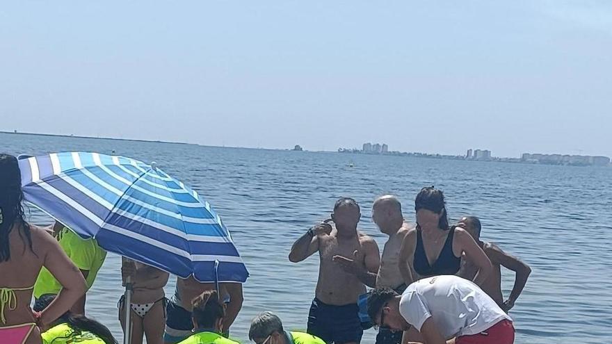 Rescatan a un hombre de 83 años que quedó inconsciente cuando se bañaba en el mar y casi se ahoga en Santiago de la Ribera