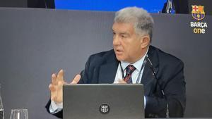 Joan Laporta habla en la asamblea extraordinaria, de hoy, sobre Nike.
