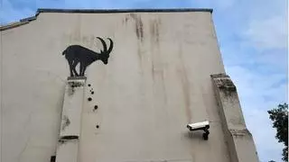 Banksy 'se deja ver' creando su última obra