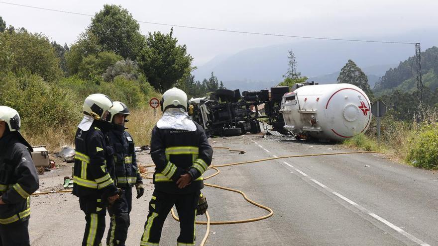 Tres horas de tensión en Colunga tras volcar un camión con gas propano, que obligó a desalojar a 70 vecinos: "Lo vivimos con mucho susto"