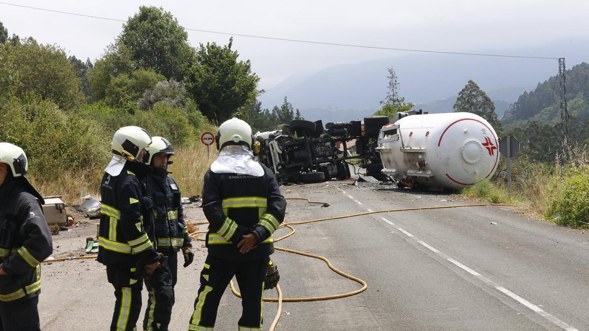 VÍDEO: Un camionero herido al caer con su camión cisterna con gas desde la Autovía del Cantábrico a la carretera nacional en Lué (Colunga): el riesgo de explosión obliga a cortar la autopista y a evacuar 80 casas