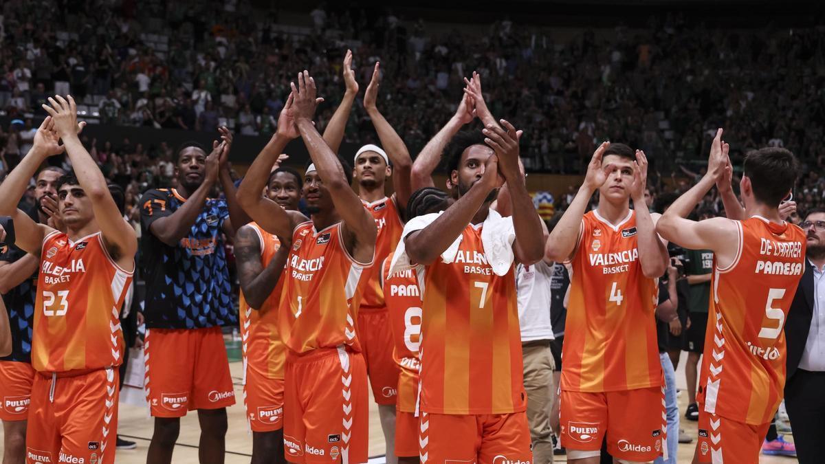 Jugadores del Valencia Basket celebrando el pase a la final con su afición en Badalona el 14 de junio
