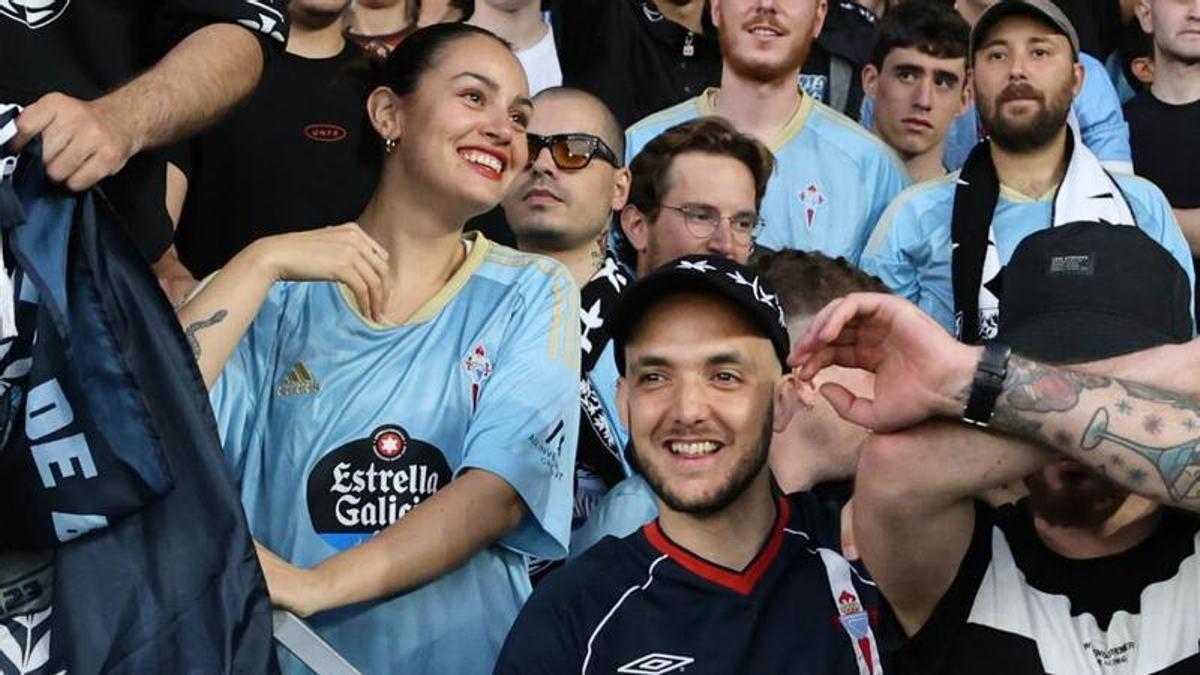 Rocío y Pucho, vestidos con la elástica del Celta en una de sus visitas a Balaídos.