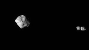 El asteroide Dinky, a la izquierda, y su pequeña luna binaria, Selam, a la derecha.