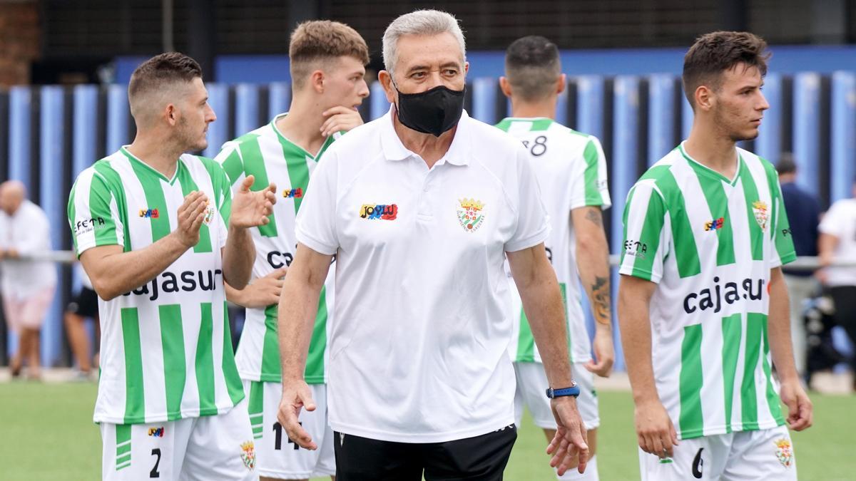 Escalante, al frente del Atlético Cordobés en el partido ante el Miralbaida en La Asomadilla.