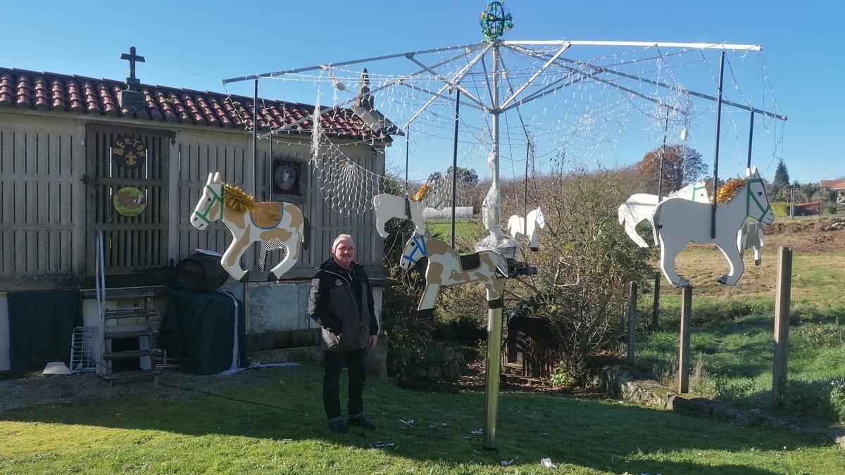 Bertón posa con el tiovivo de luces que adorna su jardín