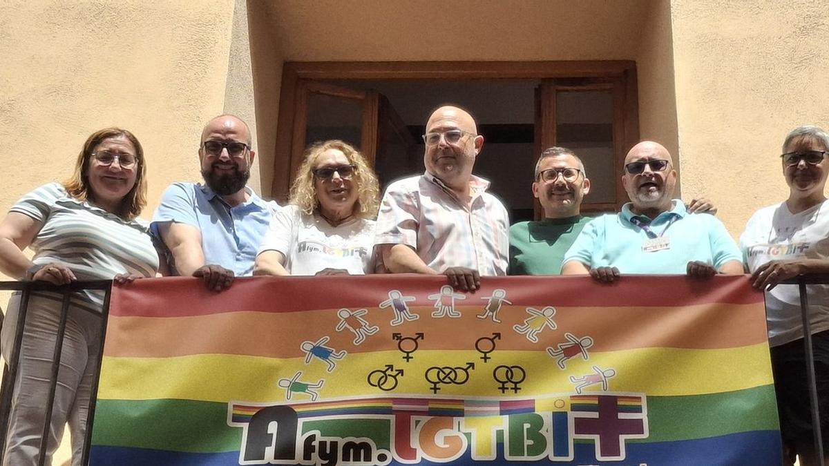 Los impulsores de la nueva formación política municipalista de Vila-real (en la imagen, tercera por la izquierda y segundo por la derecha), en una de las actividades conmemorativas del orgullo LGTBI.