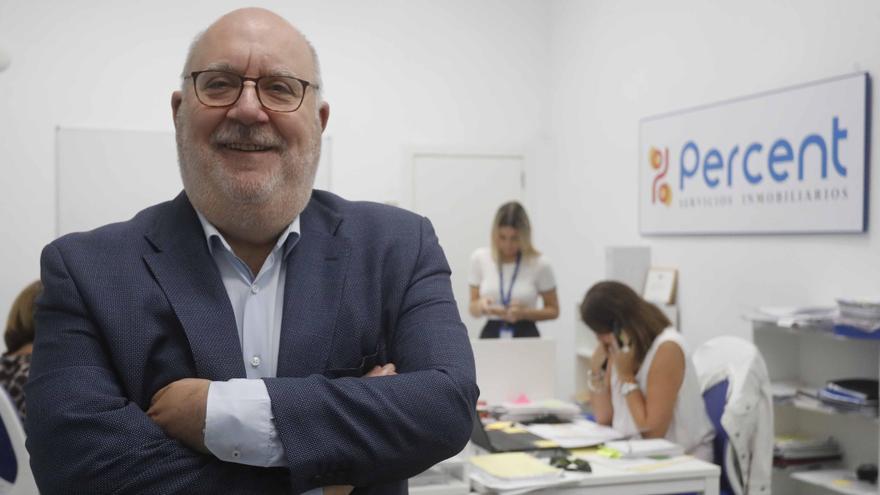 Carlos Portela, fundador de la inmobiliaria Percent, con parte de su equipo, ayer.