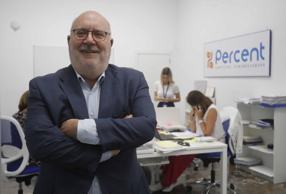 Carlos Portela, fundador de la inmobiliaria Percent, con parte de su equipo, ayer.