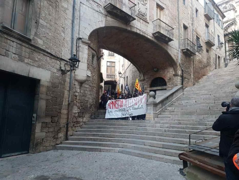 Una cinquantena d'estudiants es concentren davant del rectorat de la UdG per reclamar la llibertat de Hasél