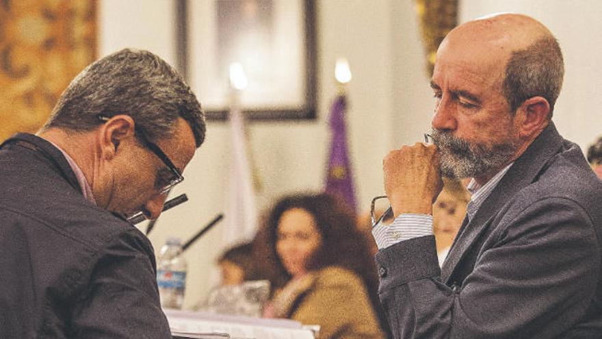 Javier Abreu, a la izquierda, y Santiago Pérez, en un pleno del Ayuntamiento de La Laguna de enero de 2017.