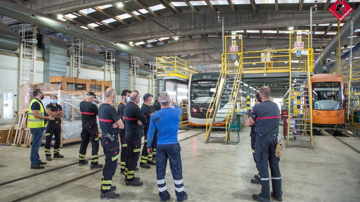 El Consorcio Provincial de Bomberos realiza prácticas de formación en las instalaciones de la red del TRAM