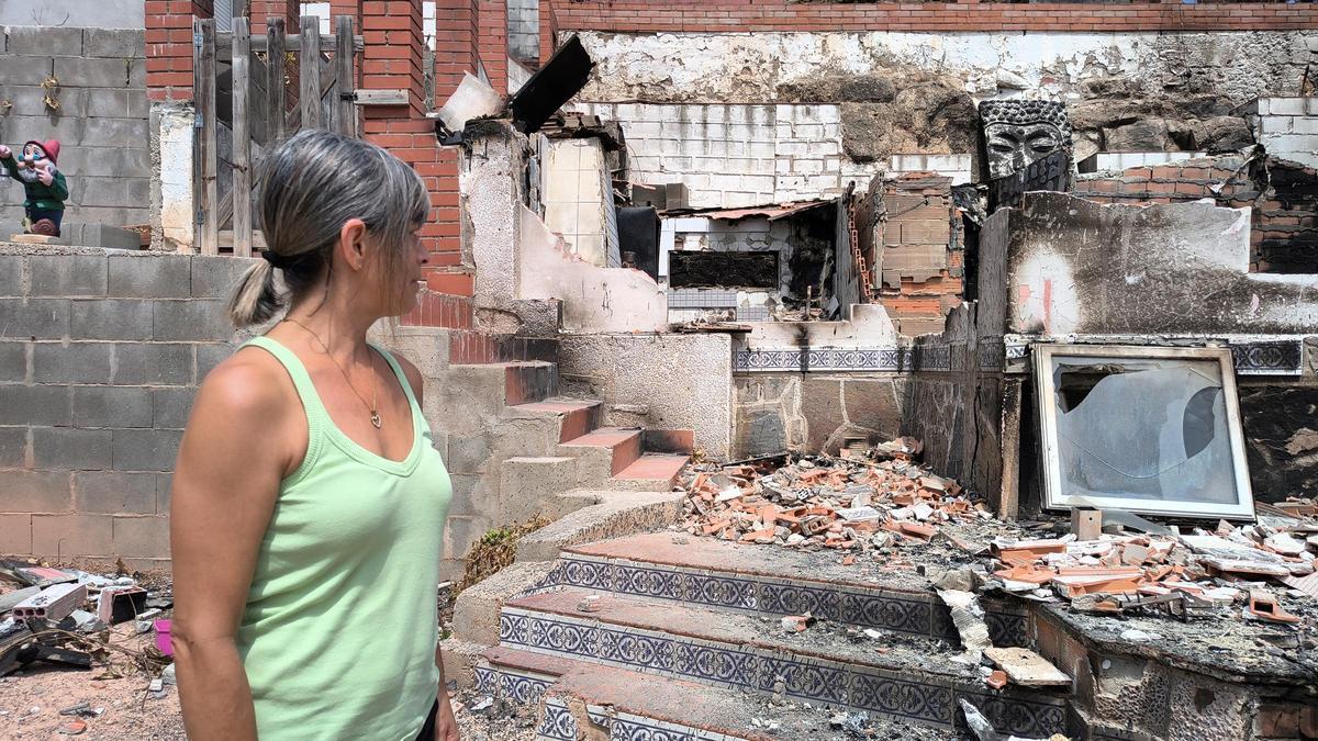 La Maria Martín davant del poc que queda de casa seva