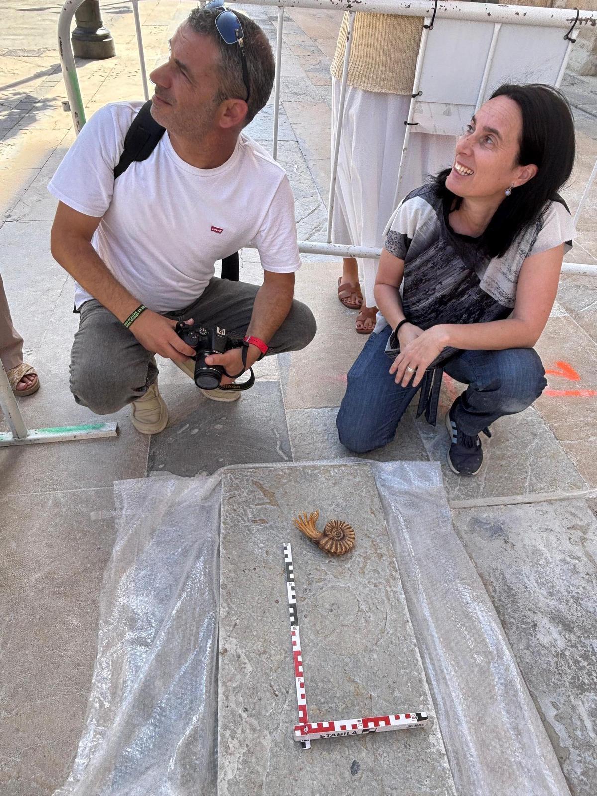 El arqueólogo municipal y la directora del MUPE junto al amonite recuperado en una losa de la plaza del Congreso Eucarístico de Elche