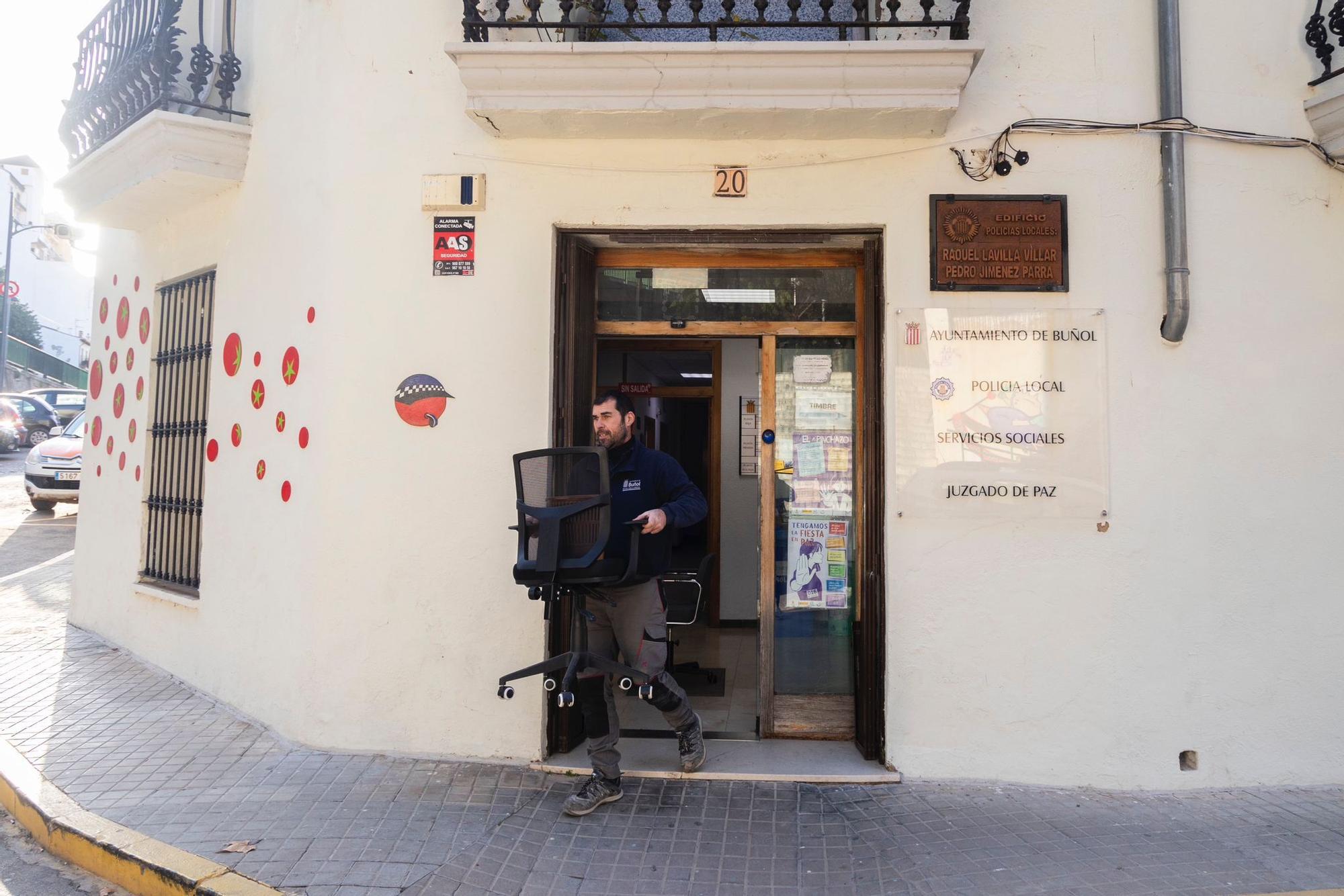 Desalojan la sede de la Policía Local y los Servicios Sociales en Buñol por daños en la cimentación tras la dana