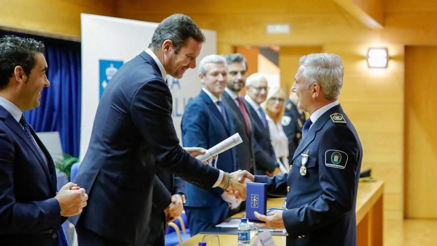 José Ramón Silva, jefe de la Policía Local de Santiago, recogiendo la medalla