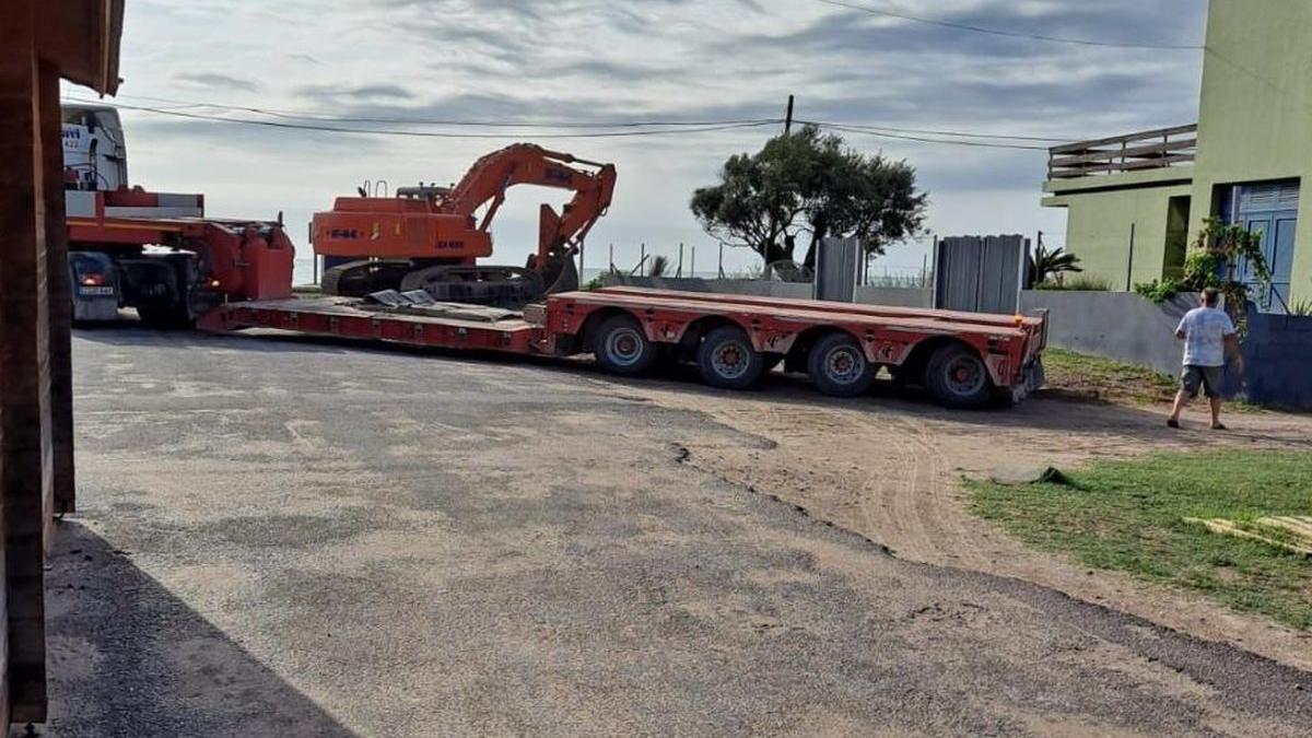 La maquinaria ya está en la zona habilitada en la playa Casablanca de Almenara.