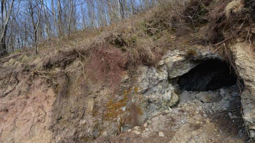 Una de las bocaminas de la vieja explotación de mercurio de Los Rueldos, en Mieres