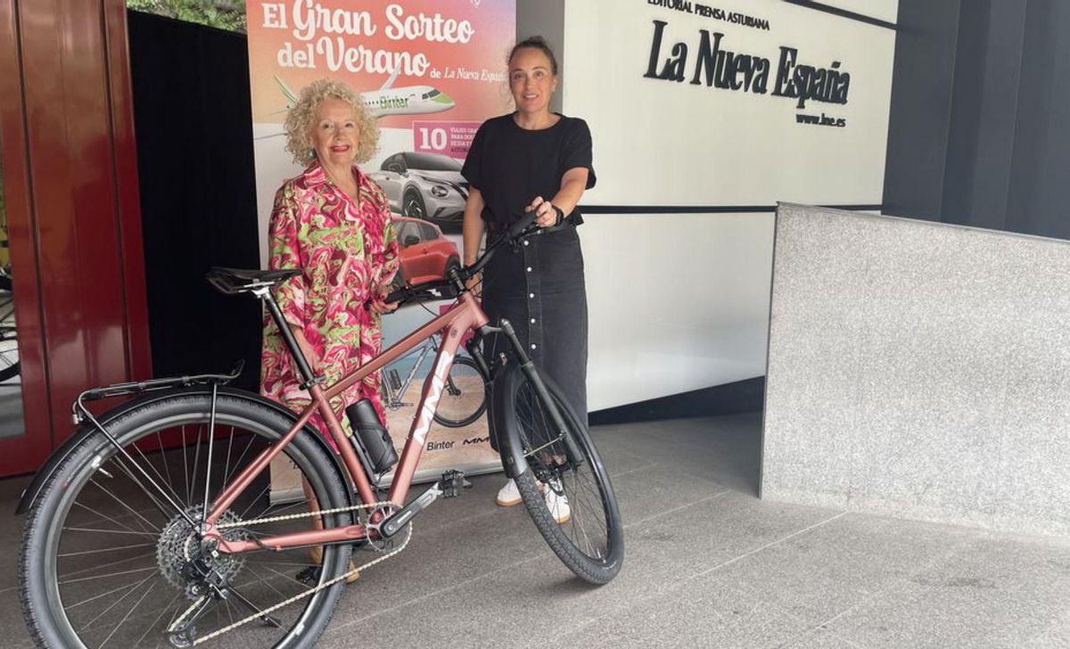Amelia Ángeles Álvarez, ganadora de la bicicleta, junto a Eva González, CRM Manager de LA NUEVA ESPAÑA. | LNE