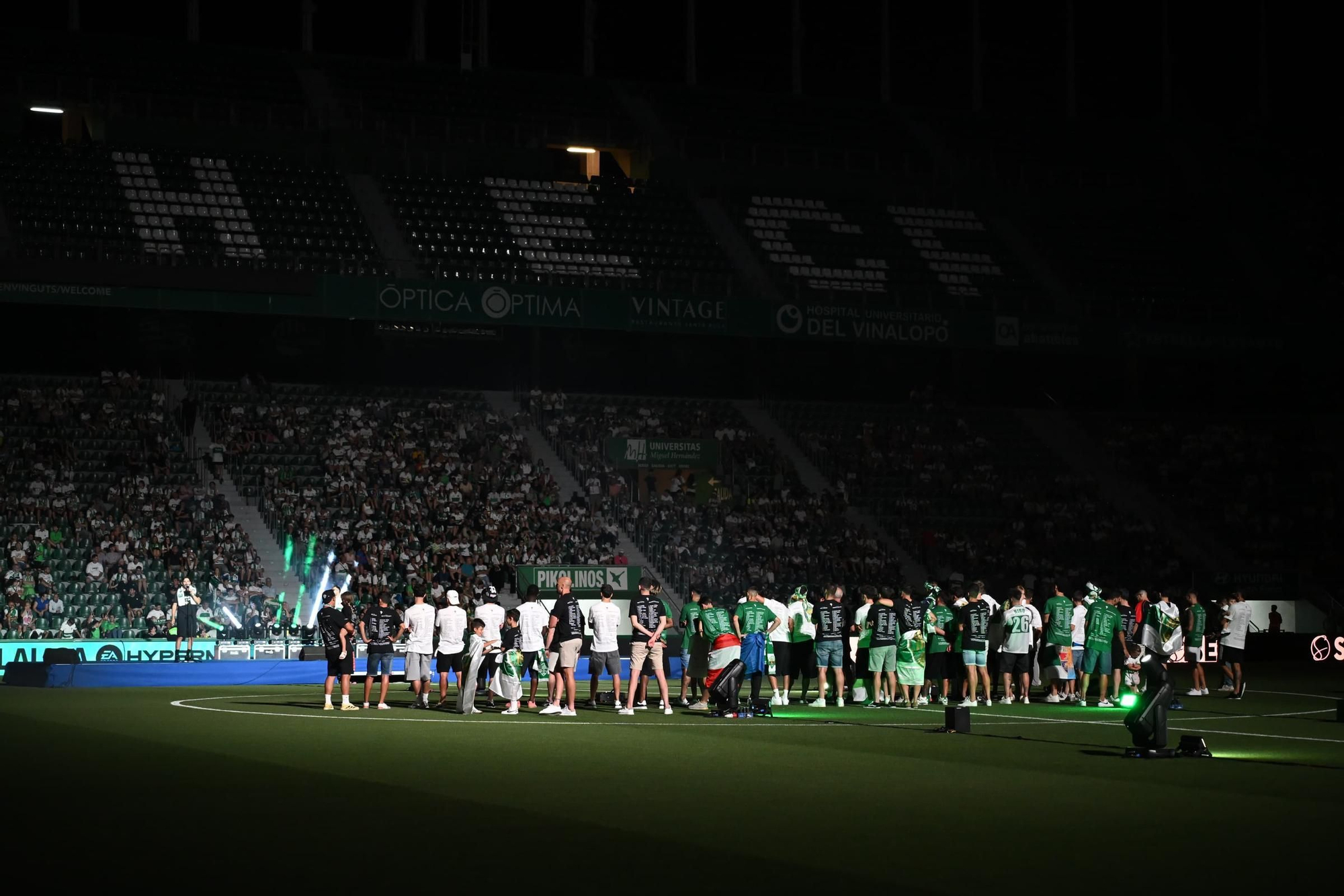 El Elche CF celebra el ascenso a Primera en el Martínez Valero