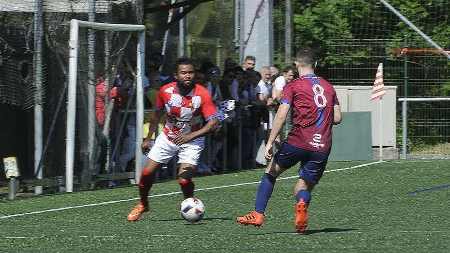 Kili controla el balón ante la oposición de Borja en el partido entre el Madalena Morcín y el Navarro.