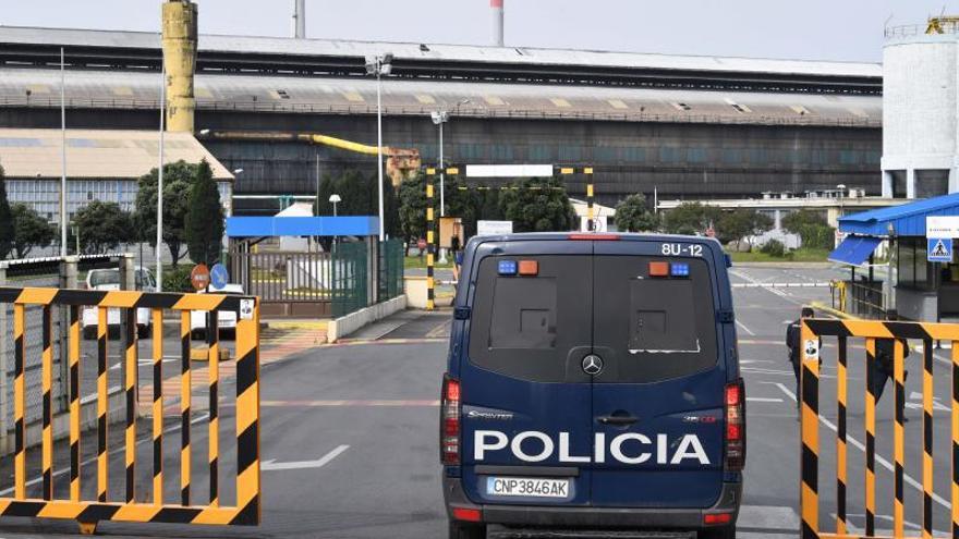 Furgón policial a la entrada de Alu Ibérica.   | // L.O.