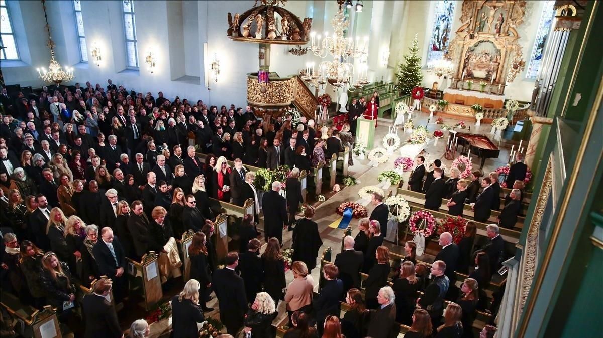 lmmarco51567722 03 january 2020  norway  oslo  mourners gather inside oslo c200114155411