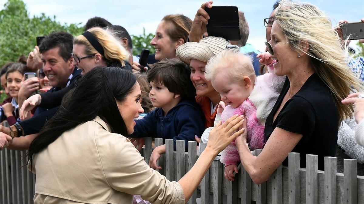 lmmarco45508351 meghan  duchess of sussex speaks to well wishers after takin181019131923