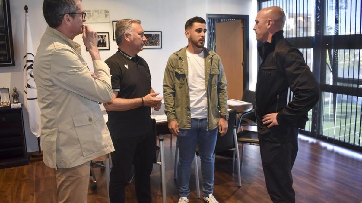 Luis Rubiales, presidente de la RFEF, y Luis Medina Cantalejo, presidente del CTA, en su visita a Antonio Pozo, colegiado agredido en Ceuta.