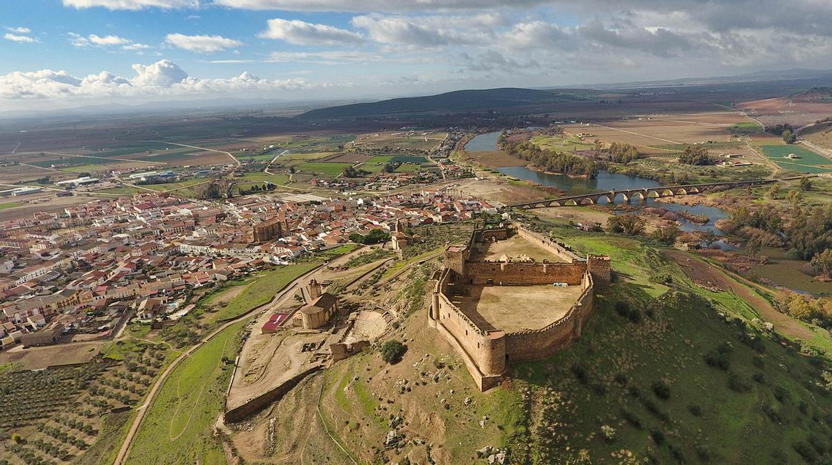 castillos-de-extremadura-el-castillo-de-medell-n-guardi-n-desde-las