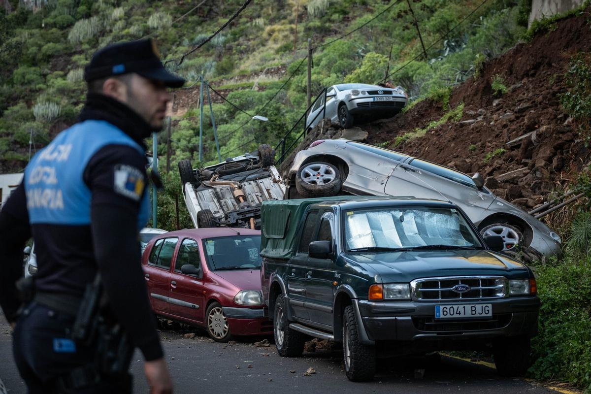 Siete coches afectados al caerse una calle en Valleseco por la borrasca Therese
