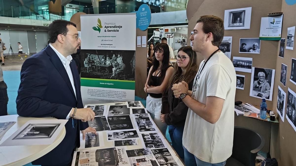 El stand del instituto en la feria, que recibió la visita del presidente del Principado, Adrián Barbón.