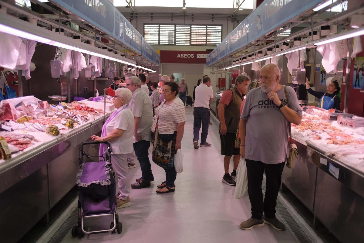 Clientes y trabajadores en el Mercado de Santa Florentina de Cartagena.