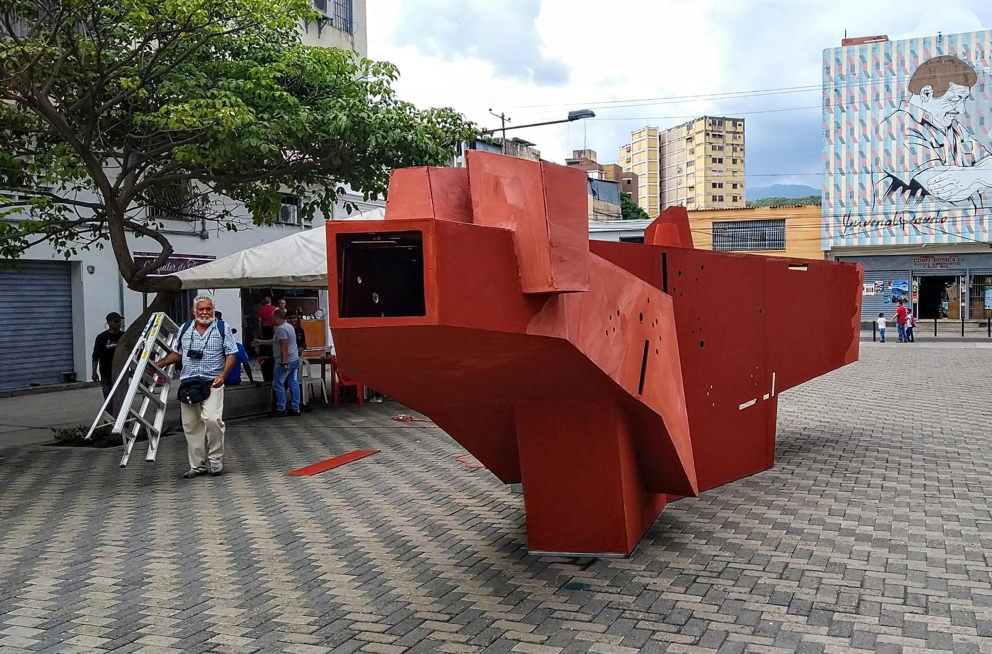 Galeria de fotos: Pep Admetlla aixeca una biblioteca de la memòria  en una avinguda veneçolana