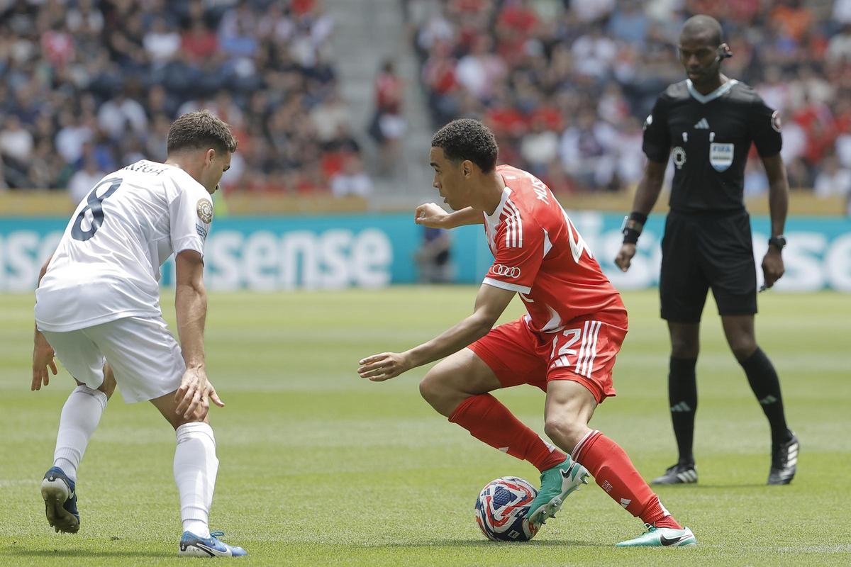 Gerard Garriga, jugador de Auckland City, defiende a Jamal Musiala, durante en el Auckland - Bayern.