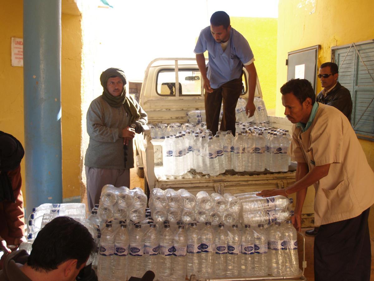 Hasta 160.000 litros de agua logró enviar Alejandro Martínez a los campamentos de refugiados saharauis.
